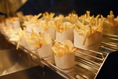 Глава "Вкусно - и точка" рассказал об отказе мировых производителей поставлять картофель фри