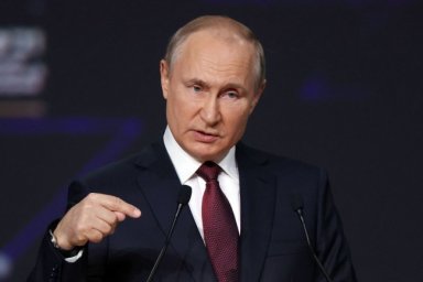 Путин: Надо избавить бизнес от избыточного антимонопольного контроля