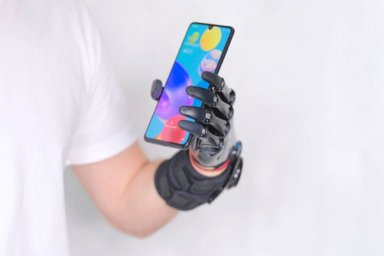 Чувствительные протезы рук помогут пользоваться смартфоном