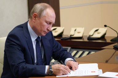 Путин подписал закон о кредитных каникулах для россиян и бизнеса