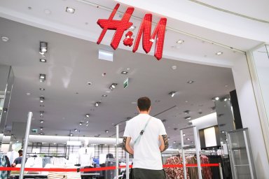 H&M начал поставлять новые коллекции в российские магазины