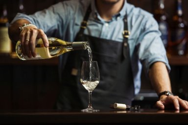 Омбудсмен Титов призвал разрешить ресторанам продавать спиртное навынос