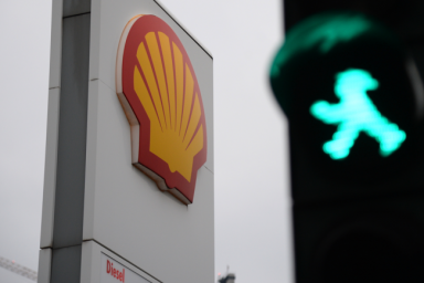 Shell приостанавливает работу своих АЗС и завода в России